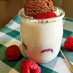 Десерти с прясно мляко и малини