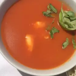 Доматена супа с моцарела