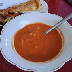 Доматена супа със сирене и лук