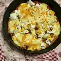 Доматена запеканка с варени яйца и сирене
