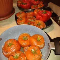 Пълнени домати с лук