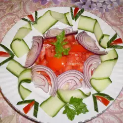Аранжирана салата от домати с червен лук