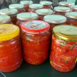 Стерилизирани домати в буркани