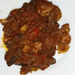 Задушено месо с доматено пюре