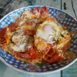 Яйца с домати и лук в тиган