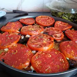 Вкусни патладжани с печени чушки и домати