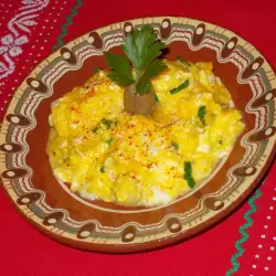 Пържени яйца със сирене, зелени маслини и магданоз