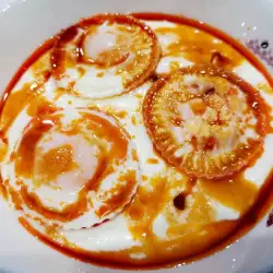 Поширани яйца с кисело мляко