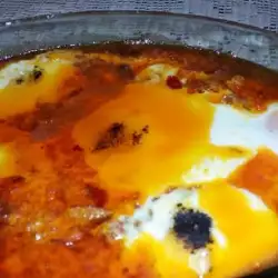 Пикантни яйца с доматен сос