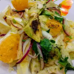 Витаминозна салата с портокали