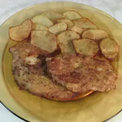 Панирано пиле с картофи