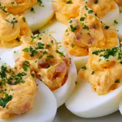 Пържени яйца със салам