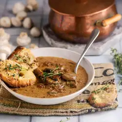 Френска супа с гъби, лук и крутони