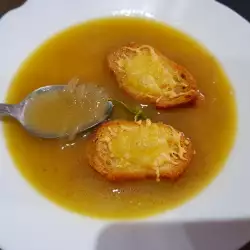 Лучена супа с пилешки бульон