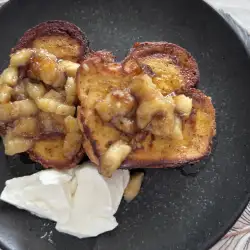 Френски тост от козунак и карамелизирани банани