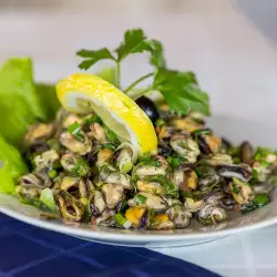 Средиземноморска мидена салата с пикантен сос