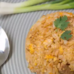 Пържен ориз със зелен лук