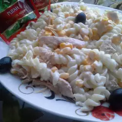 Макаронена салата с царевица