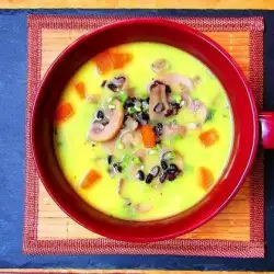 Гъбена супа със зеленчуци и черен ориз