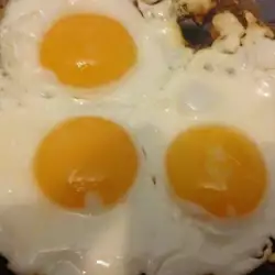 Пържени яйца с масло