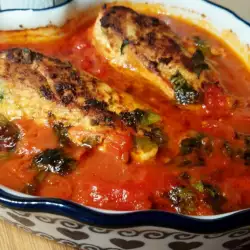 Пилешки гърди със спанак и доматен сос