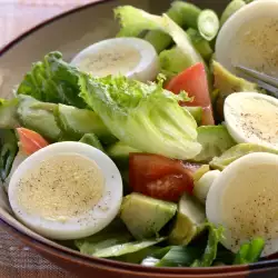Италианска салата с яйца и авокадо