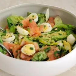 Зелена салата със сьомга и яйца