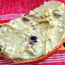 Гуакамоле с маслини и яйца