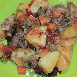 Лесен телешки гулаш с картофи и шафран