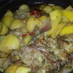 Пикантно свинско с картофи в гювеч