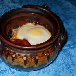 Гювече с домашна лютеница и яйце