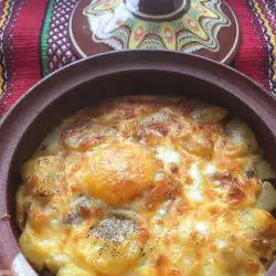 Запечени картофи с яйца в гювече