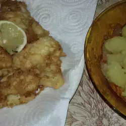 Паниран хек с картофи