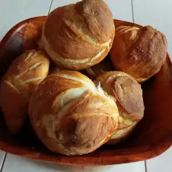 Пухкави хлебчета на възелчета по специален начин