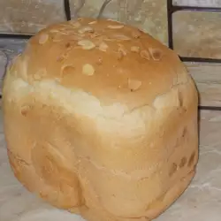 Бяло хлебче с бадеми в хлебопекарна