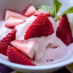 Йогурт сладолед с ягоди