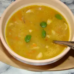 Жълта пилешка супа с фиде и картофки