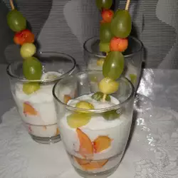 Лек желиран десерт с плодови шишчета