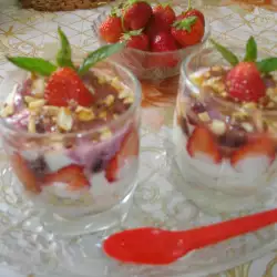 Йогурт с плодове и ядки