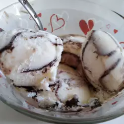 Сметанов сладолед с течен шоколад