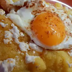 Качамак със сирене и пържени яйца