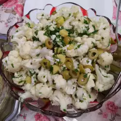 Салата с карфиол, царевица и маслини