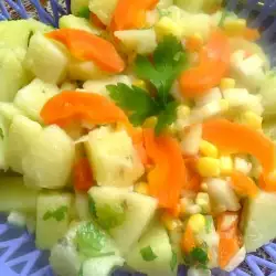 Картофена салата с царевица и магданоз