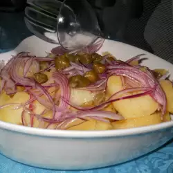 Картофена салата с червен лук и каперси
