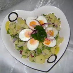 Картофена салата с целина, червен лук и яйца