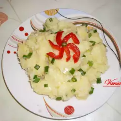 Веган картофена салата със зелен лук