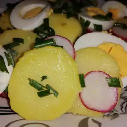 Картофена салата с лук и яйца
