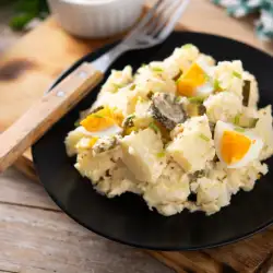 Картофена салата с кисели краставички и яйце