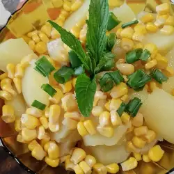 Картофена салата с царевица и зелен лук