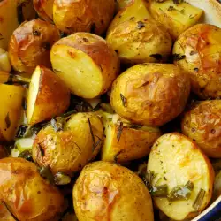 Печени картофи със зелен лук